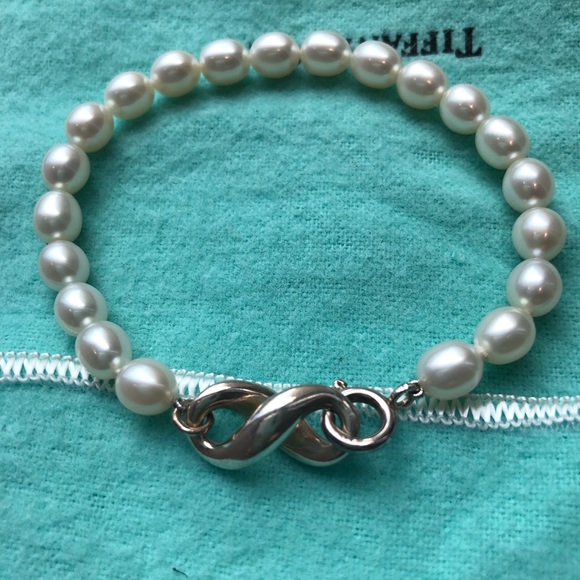 Pearl Bracelet With Infinity Clasp 